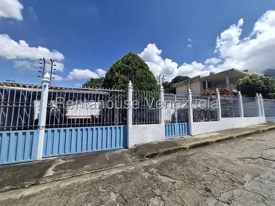 En Venta Casa De Solida Estructura En La Urb. Los Rauseos, El Limon, Amplia Y Fresca. 27-1675 More