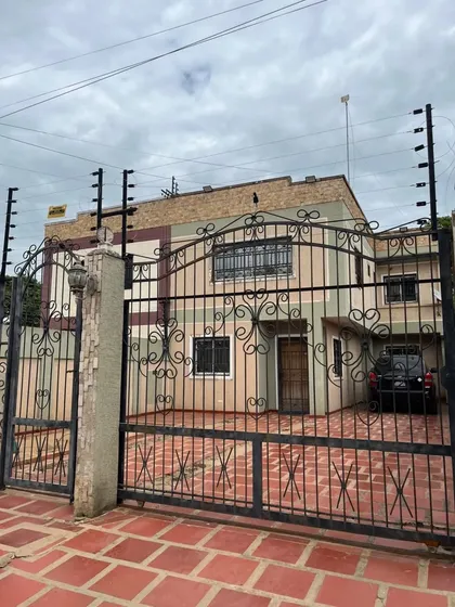 Casa De 2 Pisos Th Con 3 Habitaciones, 3 Baños Completos, Sala, Cocina, Comedor Y Un Amplio Patio, 4 P/e , Ubicada En Zona Sur Maracaibo