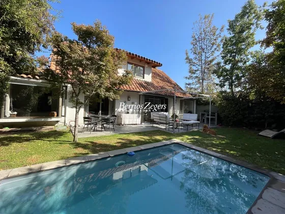 Casa En Venta De 5 Dorm. 3 Baños Más Servicios En Las Condes