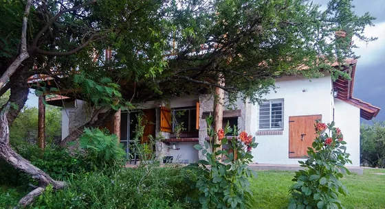 Venta De Casa Y Gran Parque Arbolado De 1250 M2 En Sierras De Merlo, Carpintería, San Luis 2 Dormitorios Y Espectacular Estar-comedor . Suelo Radiante En Todos Los Ambientes Y Hogar Alto Rendimi