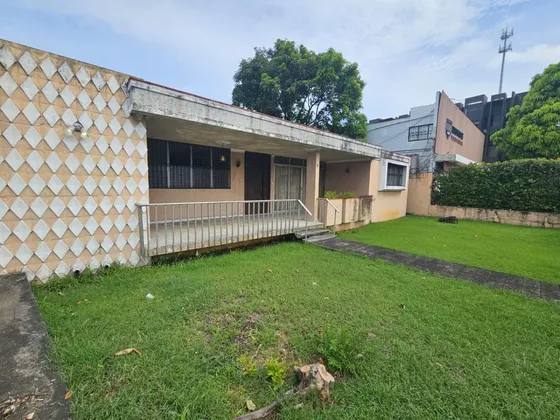 Casa En Alquiler Para Uso Comercial (para Negocio) Con Jardín Y Patio, En El Sector De Naco, Santo Domingo