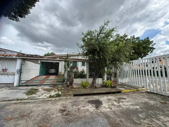 T.r. Vende Amplia Casa En Calle Cerrada En La Urbanizacion Trigal Norte. Valencia  Cod. 286880