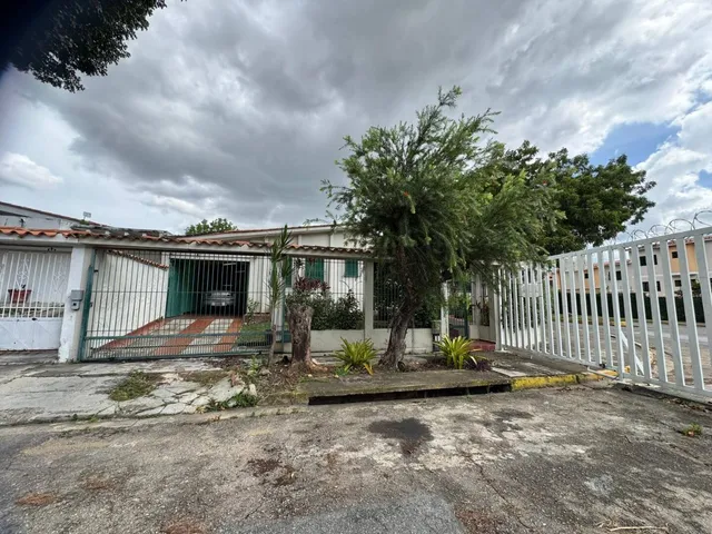 T.r. Vende Amplia Casa En Calle Cerrada En La Urbanizacion Trigal Norte. Valencia  Cod. 286880