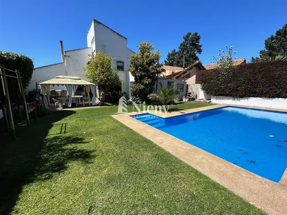 Casa En Venta De 4 Dorm. En Concón