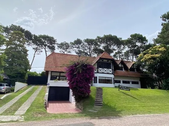 Alquiler Anual (12 Meses) Hermosa Casa En Lugano,4 Dormitorios Y Piscina,gran Parque!!