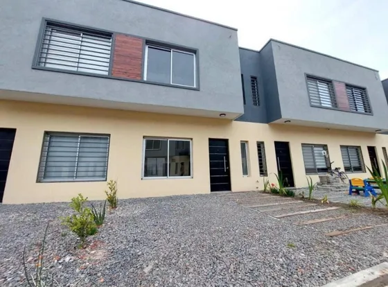 Casa En Venta - 2 Dormitorios 2 Baños - 70mts2 - Ituzaingó