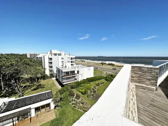 Exclusivo Pent-house En Venta De 2 Dormitorios En Playa Mansa, Punta Del Este.