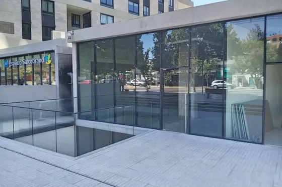 Arriendo Local Nuevo De 217 M2., Plena Av. Vitacura