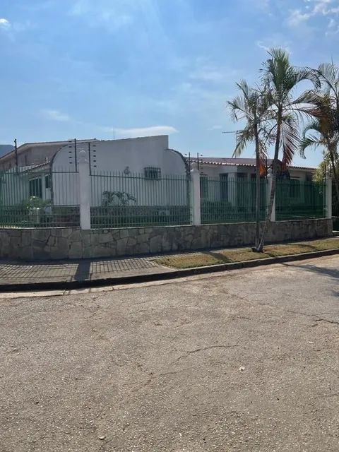 Casa En Venta Calle Semi Cerrada En Urbanizacion Trigal Norte Valencia. St