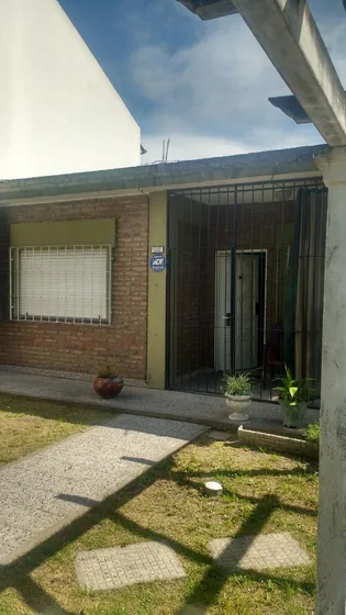 Casa En Venta - 2 Dormitorios 3 Baños - 300mts2 - Ituzaingó