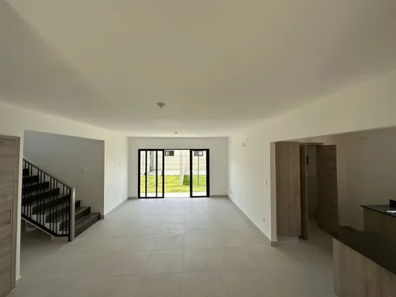 Casa Duplex Vacia, 2 Niveles En Alquiler, Cerca De Centros Comerciales De Downtown En Punta Cana