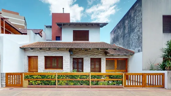 Casa En Venta De 3 Dormitorios C/ Cochera En La Plata