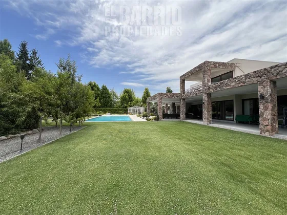 Casa En Venta De 5 Dorm. En Colina