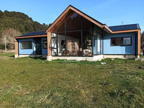 Acogedora Casa En Chamiza, A Pasos De La Carretera Austral