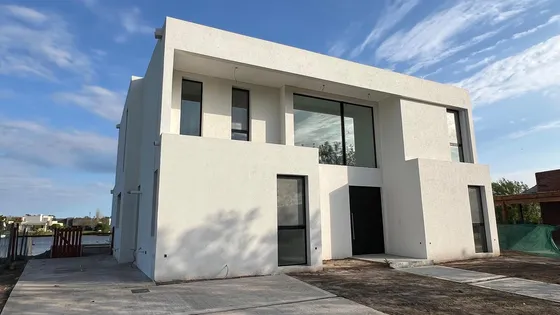 Casa En Venta - 3 Dormitorios 4 Baños - Cochera - 824mts2 - Escobar