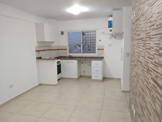 Oportunidad Departamento En  Venta De 2 Ambientes Con Cochera En Caseros Centro