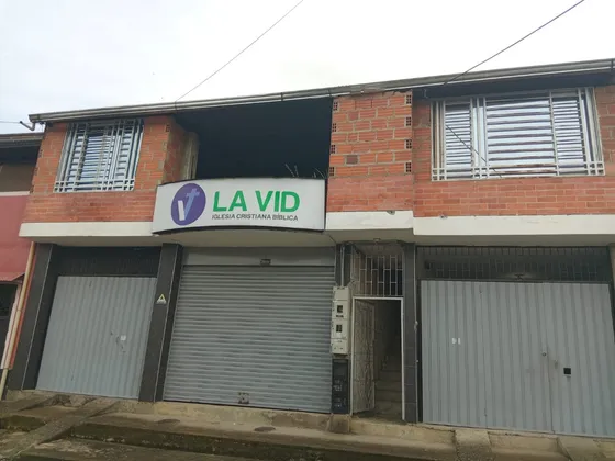 Casa De Tres Pisos