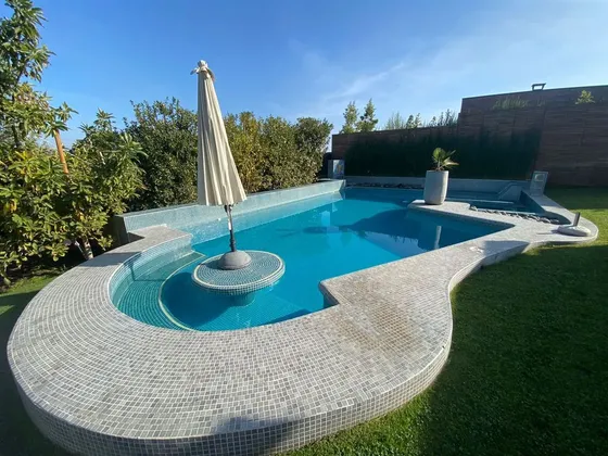 Casa En Venta De 5 Dorm. En Condominio Las Pircas