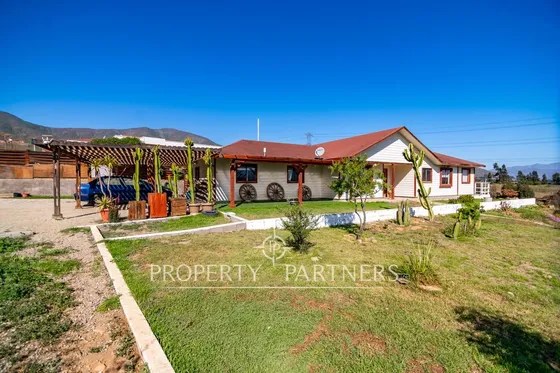 Parcela Con Amplia Casa En Condominio