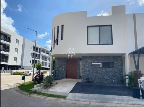 Venta De Casa En Fraccionamiento Arbolada