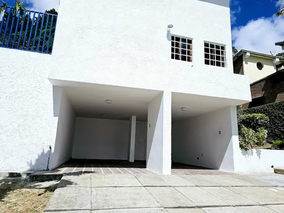 Bella Y Acogedora Casa En Venta, Diseñada Por Los Arquitectos William Di Lorenzo Y Fermín Ramilo, Ubicada En Calle Cerrada Con Vigilancia Privada Las 24 Horas, A Pocos Minutos De La Universidad Simón 