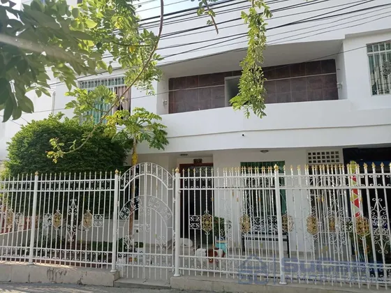 Inmueble Totalmente Remodelado, Con Excelente Ubicación. Cuenta Con Casa Y Dos Amplios Apartamentos Para Renta. Cod. 39955