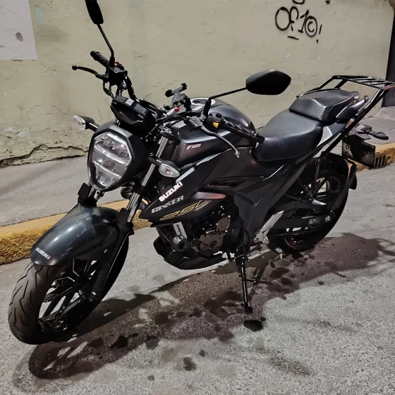Suzuki 250 Gixxer