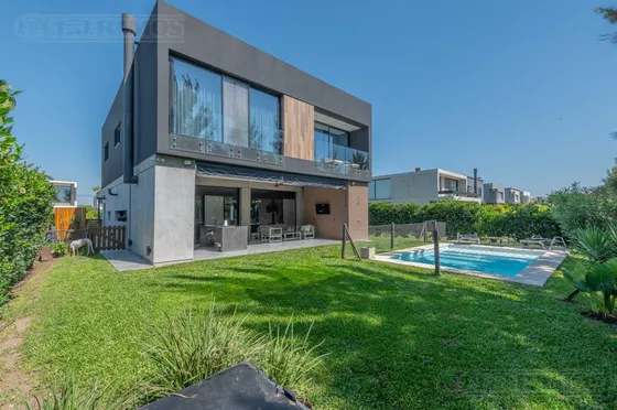 Casa  Con 3 Dormitorios En Venta  En Los Castaños - Nordelta