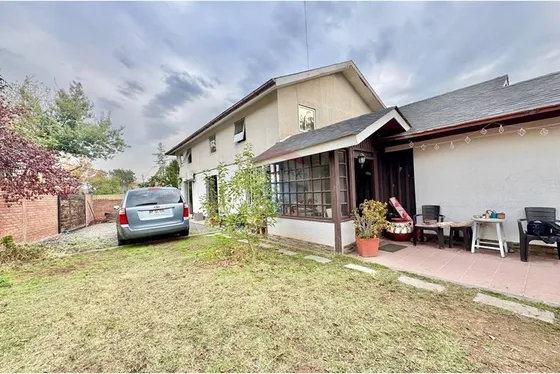 Casa Los Dominicos Con Jardin  4 Dorm