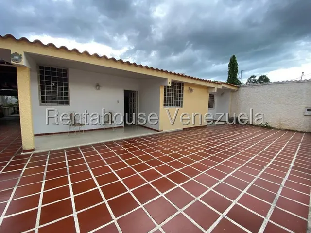 César Bullones Vende Espaciosa Casa En La Piedad Norte, Lara 25-15434