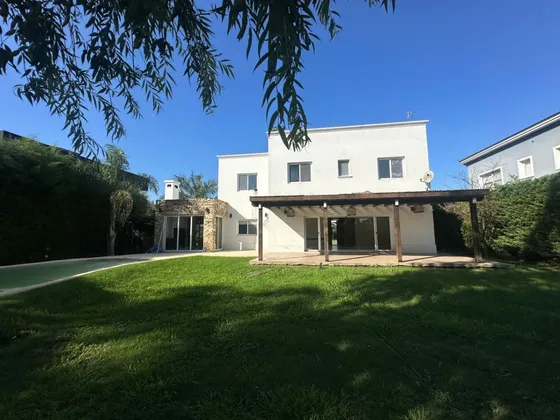 Venta Casa 3 Dormitorios El Centauro Con Cochera