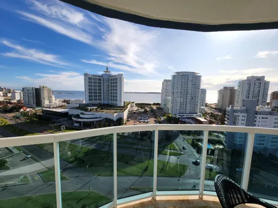 Departamento En Venta - 2 Dormitorios 3 Baños - Cochera - 122mts2 - Playa Mansa, Punta Del Este