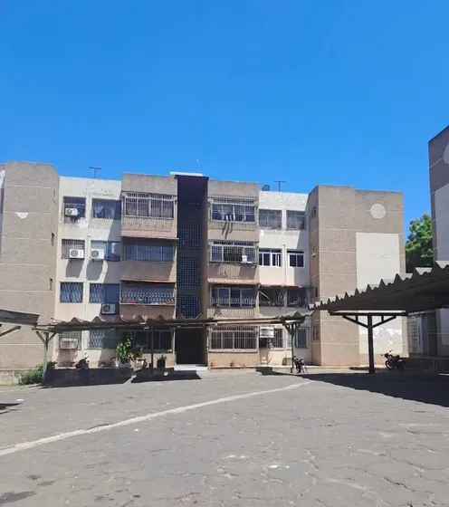 Apartamento En Venta En Amparo Y Al Oeste De Maracaibo, Piso Bajo. Habitado Y Habitable Para Terminar A Su Gusto. Ganga Inmobiliaria! Gl