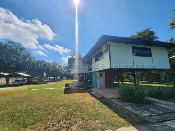 %% Raiza Suarez Vende Terreno/casa/granja En El Sector La Ensenada 2 5 8 5 7 5 Con Techo De Machimbrado Con Tanques Subterraneos Posee 17400m2 Visitala.                                                