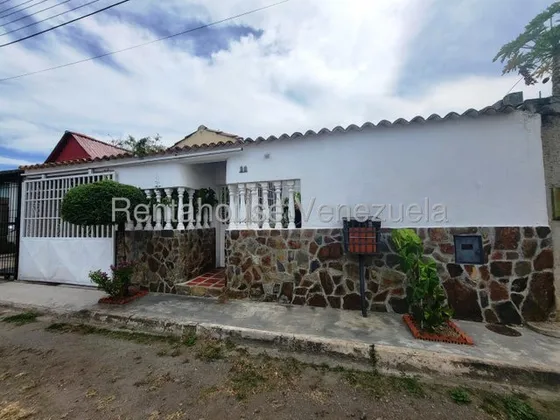 Cómoda Casa En Venta, Sector La Julia, Urb. Isacc Oliveira, Av. Intercomunal Turmero-maracay, 25-19385 Mv