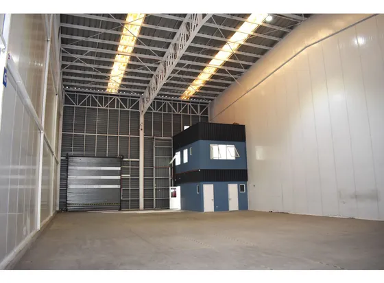 Arriendo  Bodega De 411,49 M2 + 53,15 M2 De Oficinas En Alti