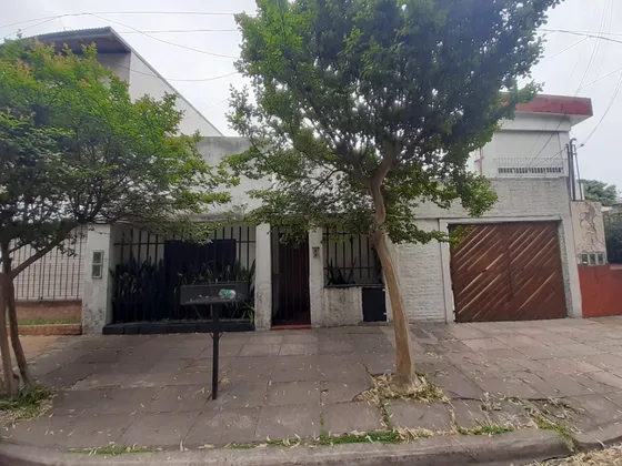 Casa De 4 Ambientes Y Cochera En Caseros