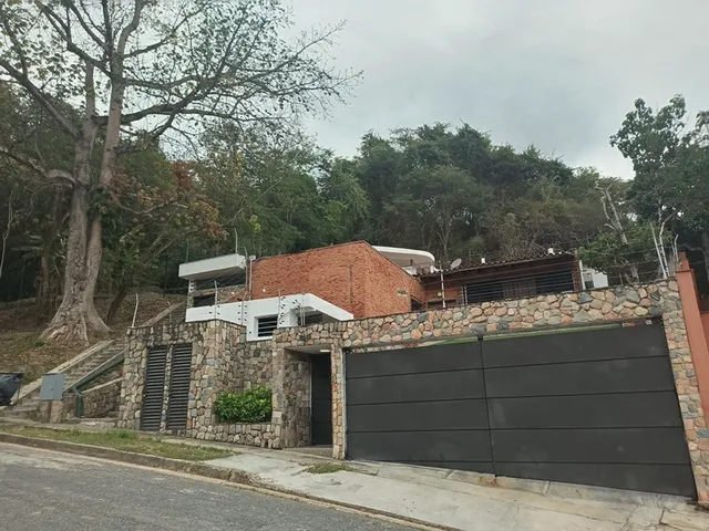 Cr Alquila  Bella Quinta Ubicada En La Urb. El Parral, Parte Alta