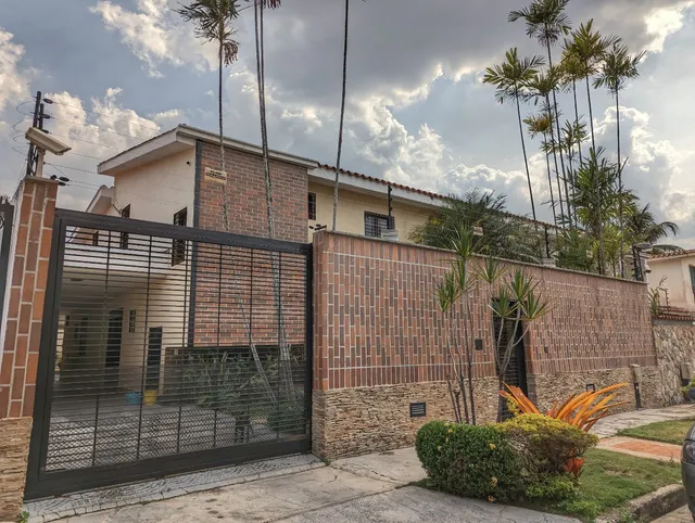 Yosmar Y Fernando Venden Casa En Venta De 2 Niveles En Calle Cerrada Con Planta Eléctrica En El Trigal Norte.