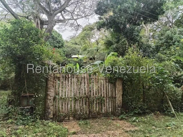 Terreno De 1062,72m Con Ubicación Estratégica Cuenta Con Una Casa  25-12828