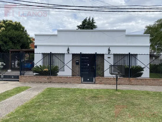 Venta De Casa 5 Ambientes En  El Trebol, Lujan Con Cochera Y Pileta