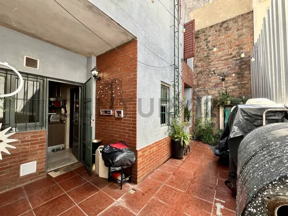 Venta Casa De Pasillo 2 Dormitorios Con Patio. Sobre Bv. Oroño.