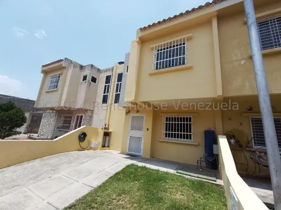 Apd Townhouse En Venta Urb Valle Jardin Av Alfaragua Maracay 24-23850