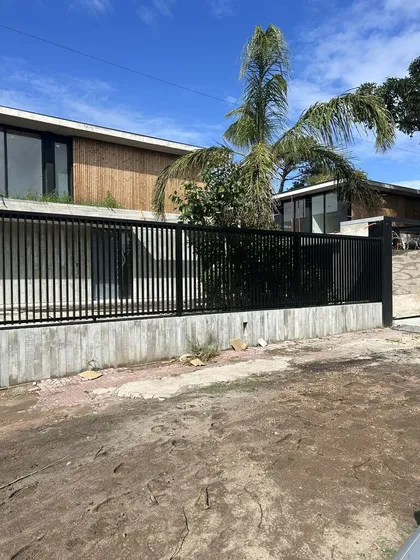 Venta Casa En Carrasco. Mones Roses Y Jamaica. 3 Dormitorios Y Servicio.con Opcion A 2 Garage