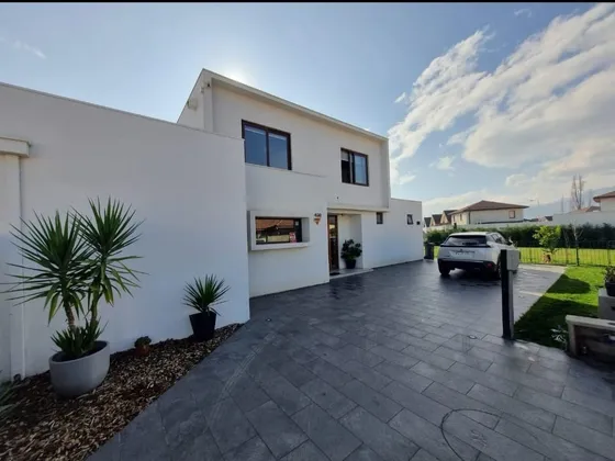 Casa En Venta De 4 Dorm 3 Baños Piscina En Machalí