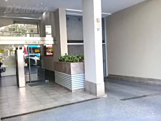 Departamento En Alquiler En Almagro De 2 Dormitorios,con Cochera Fija Y Cubierta.