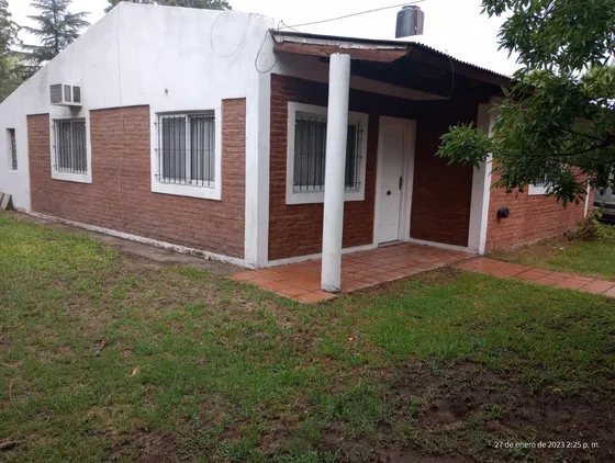 Casa En  Alquiler 2 Dormitorios Y Piscina Funes