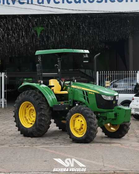 Trator John Deere 5080 E - Ano: 2023 - 4 X 4