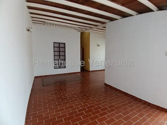 Naudy Escalona & Maribel Morillo Asesores Inmobiliarios De Rentahouse Venden Amplia Casa En Valle Hondo Cabudare