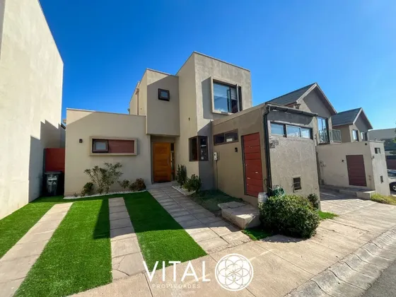 Casa En Arriendo 3 Dormitorios 3 Baños - Puente Alto